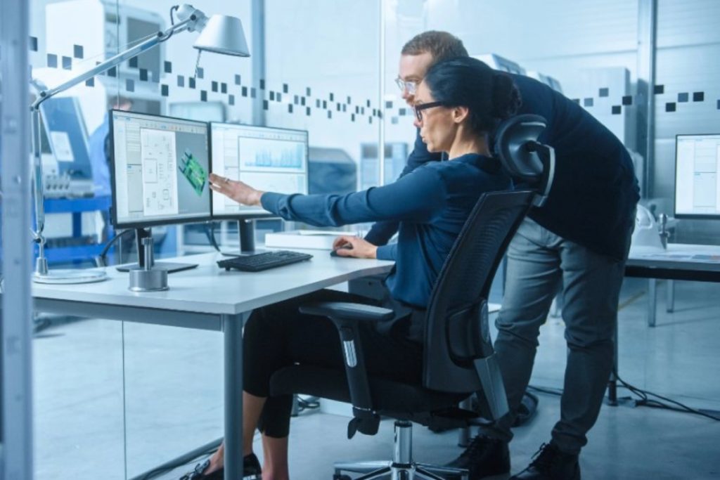 Construction professionals collaborating on digital BIM models to support information management, project coordination and data-driven decision-making.